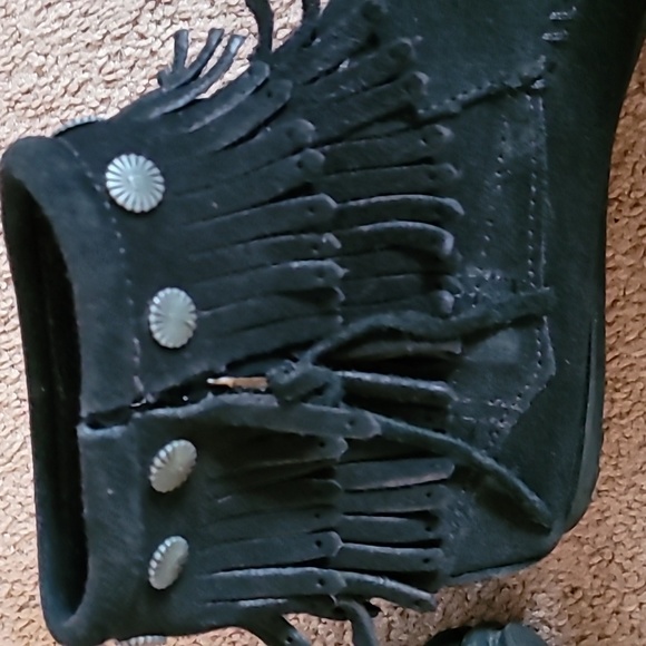 MINNETONKA black fringed suede moccasins. Size 7 - Picture 4 of 16